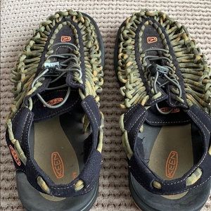 Men’s UNEEK striped sandal